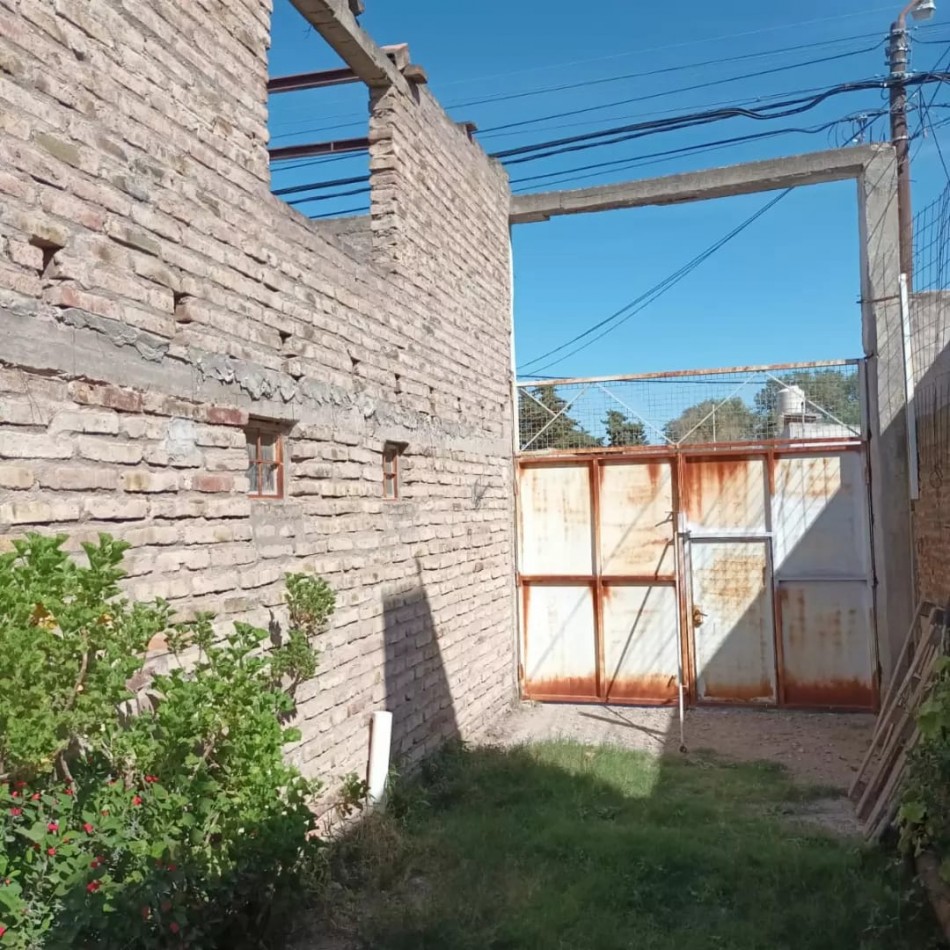 Vendemos; Lote con Construccion de local amplio a terminar, zona terminal de omnibus Bahia Blanca